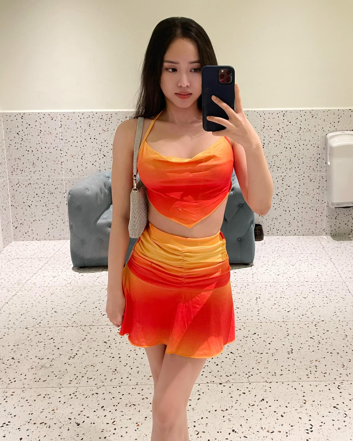 Sau khi đặt túi ngực phù hợp với cơ thể, "hot girl thị phi" này liên tục ăn mặc hớ hênh, khó hiểu đăng tải lên trang cá nhân, khiến netizen tranh cãi kịch liệt.