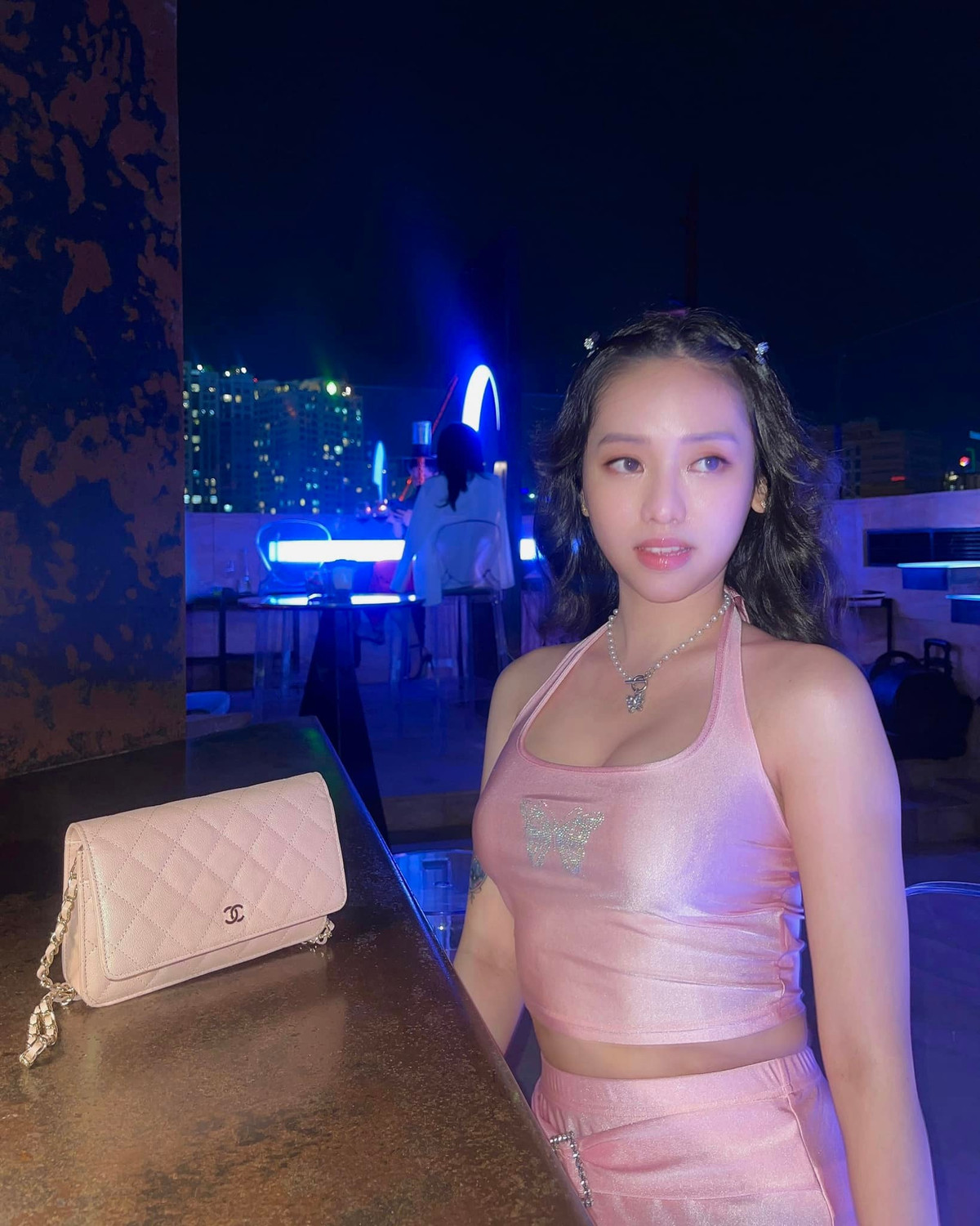 Không chỉ nổi tiếng nhờ ăn mặc hở hang, Thúy Vi còn gây chú ý bởi những phát ngôn sốc, phẫu thuật thẩm mỹ để lên đời nhan sắc.