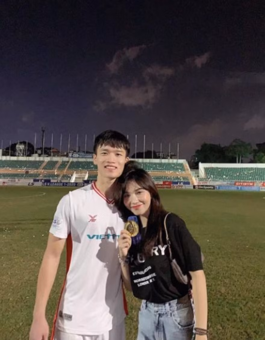 Nhắc đến những bóng hồng sánh đôi cùng các cầu thủ Đội tuyển Việt Nam không thể không nhắc đến Nguyễn Gia Hân - bạn gái Hoàng Đức, sinh năm 1997, hơn Hoàng Đức 1 tuổi.