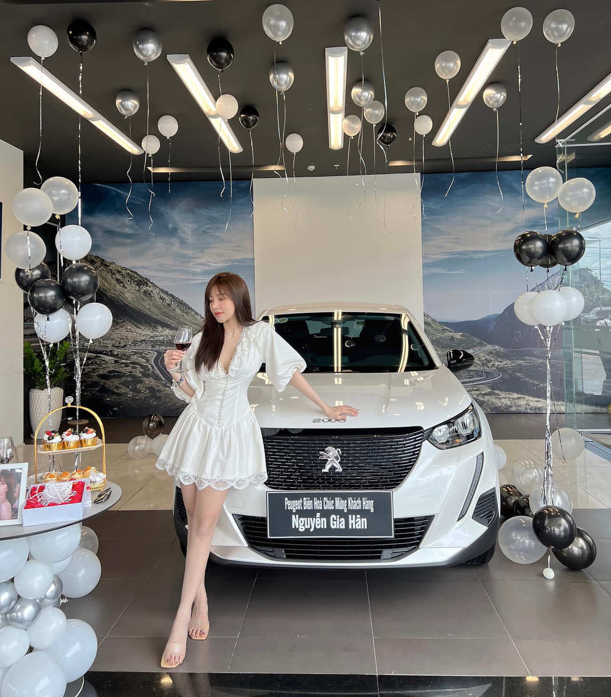 Đăng ảnh nhận xe trên Facebook sở hữu hơn 137 nghìn lượt theo dõi, bạn gái cầu thủ Hoàng Đức hồ hởi viết: "Tự tặng tuổi 25 bằng món quà bé xinh. Định là đến sinh nhật mới đăng nhưng với cái tính gì cũng muốn ngay và luôn của em thì em không đợi được".