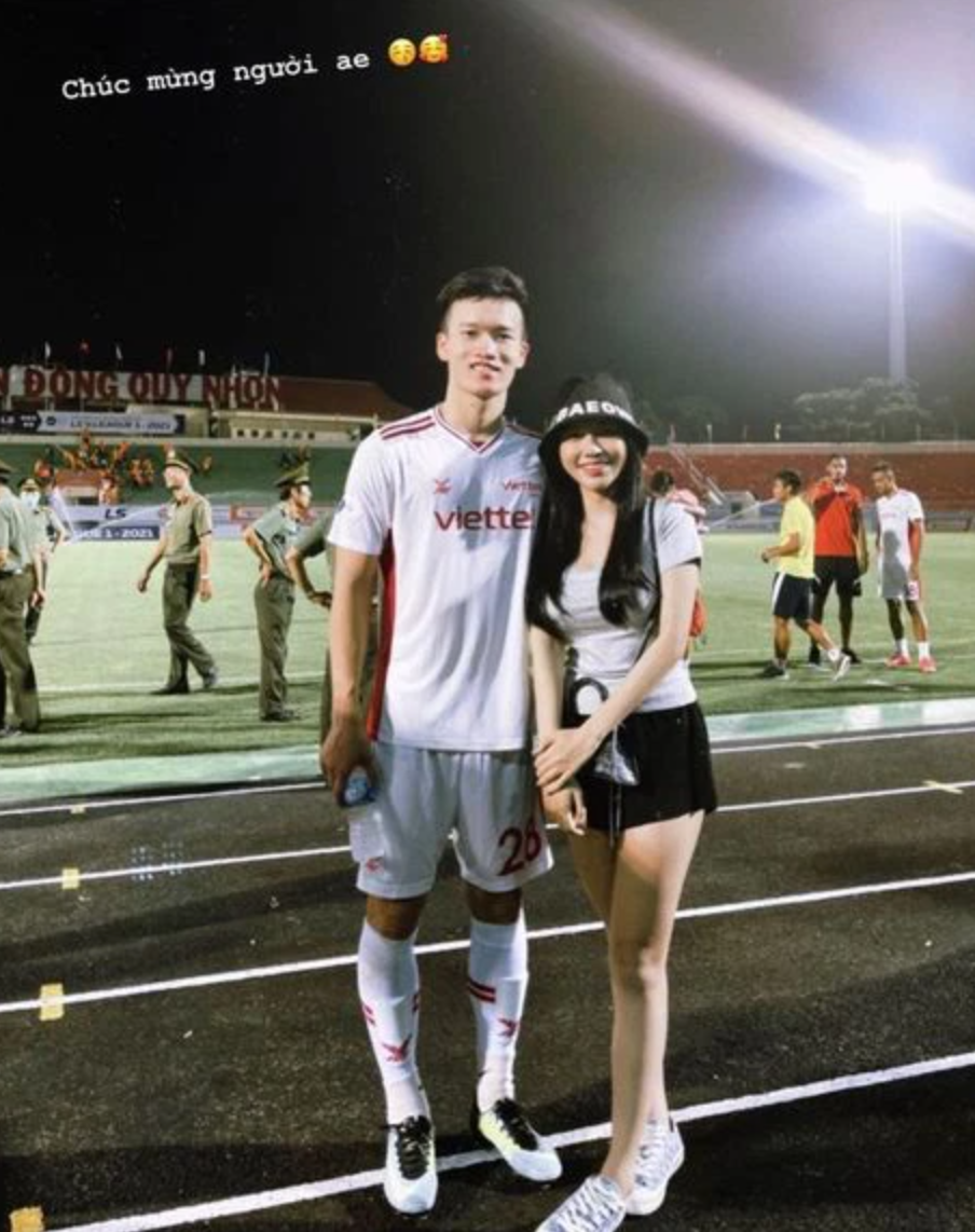 Ngoài sở hữu nhan sắc xinh đẹp, bạn gái Hoàng Đức còn biết kiếm tiền, tự sắm cho bản thân những món quà có giá trị.