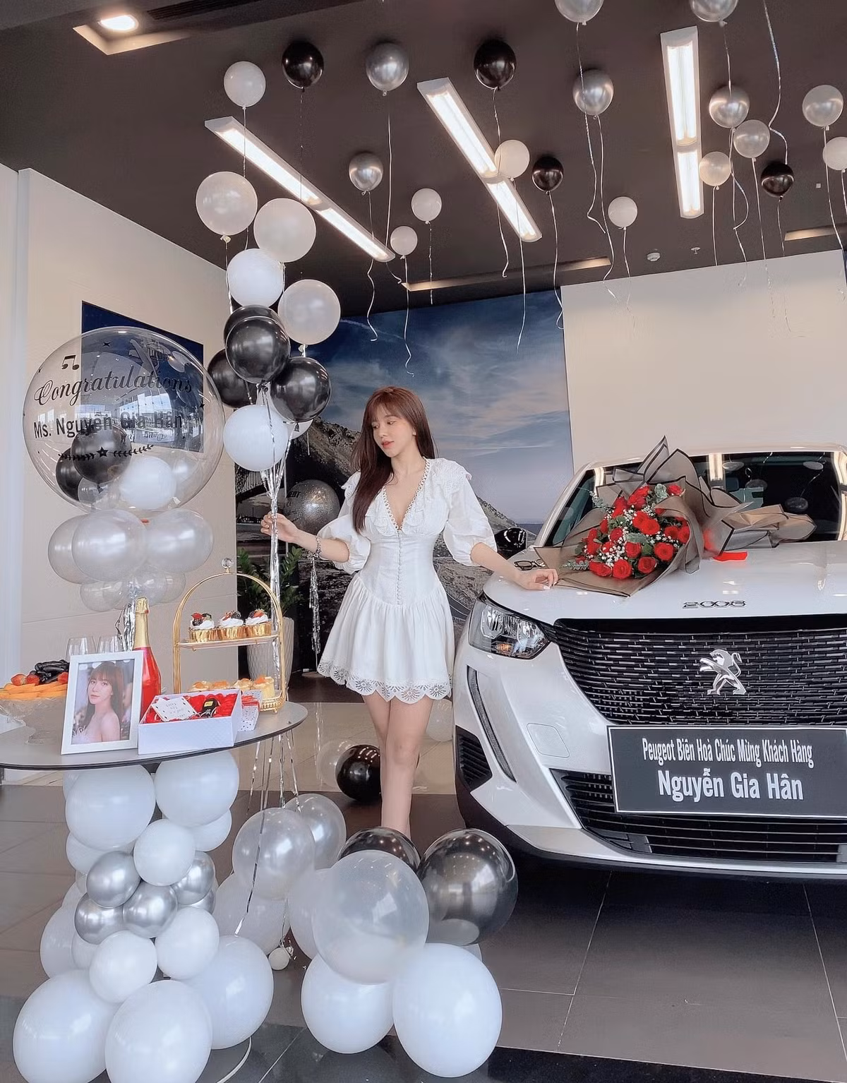 Sau thời gian cày cuốc chăm chỉ với công việc kinh doanh dịch vụ làm đẹp và sản phẩm chăm sóc tóc, Gia Hân vừa qua đã tậu cho mình xế hộp riêng dịp sinh nhật tuổi 25.