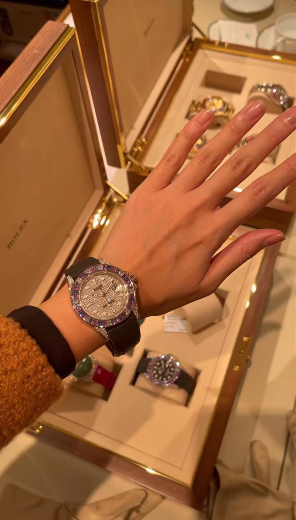 Chia sẻ trên story trên trang cá nhân, Tiên Nguyễn cho cư dân mạng chiêm ngưỡng các mẫu đồng hồ tinh xảo đến từ các nhà mốt đình đám.