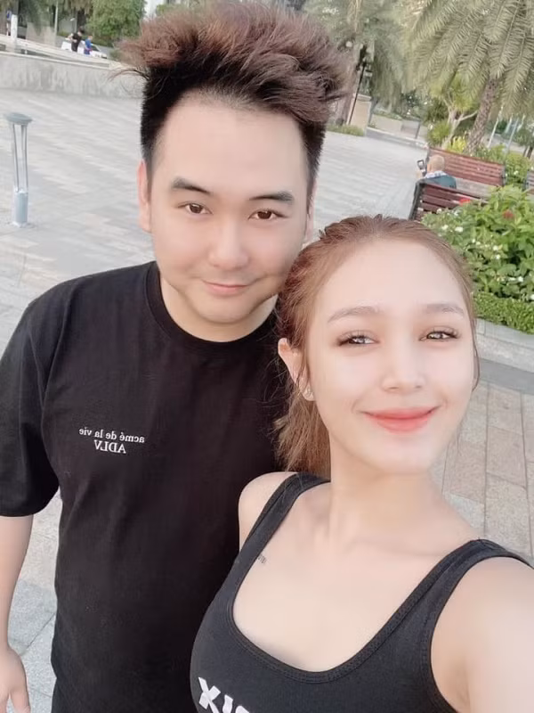 Qua khung ảnh "đậm mùi tiền", cộng đồng mạng càng bày tỏ sự trầm trồ về độ chịu chi vào đồ hiệu của vợ chồng hot girl.