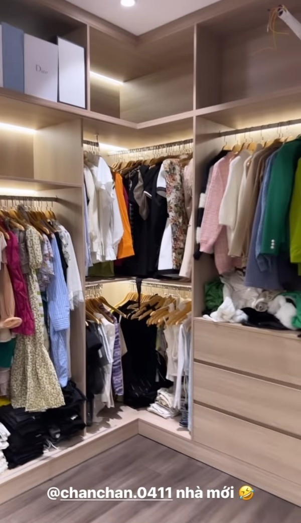 Chỉ là clip quay ngắn căn phòng để đồ song bà xã thiếu gia "giàu nhất làng Youtuber" Xemesis khiến ai nấy cũng phải trầm trồ.