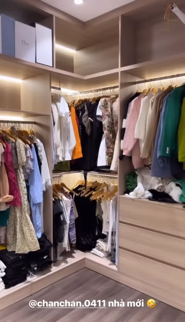 Chỉ là clip quay ngắn căn phòng để đồ song bà xã thiếu gia "giàu nhất làng Youtuber" Xemesis khiến ai nấy cũng phải trầm trồ.