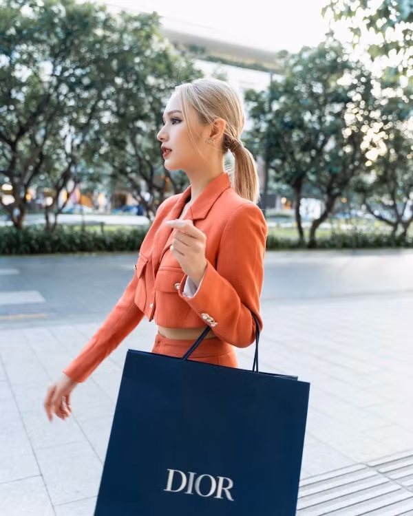 Theo đó, mỹ nhân 2K luôn sử dụng các túi hiệu thật từ những nhãn hàng đắt đỏ nhất nhì thế giới. Ông xã Xemesis cũng trở thành "tư vấn viên" riêng khi cô muốn tậu đồ hiệu.