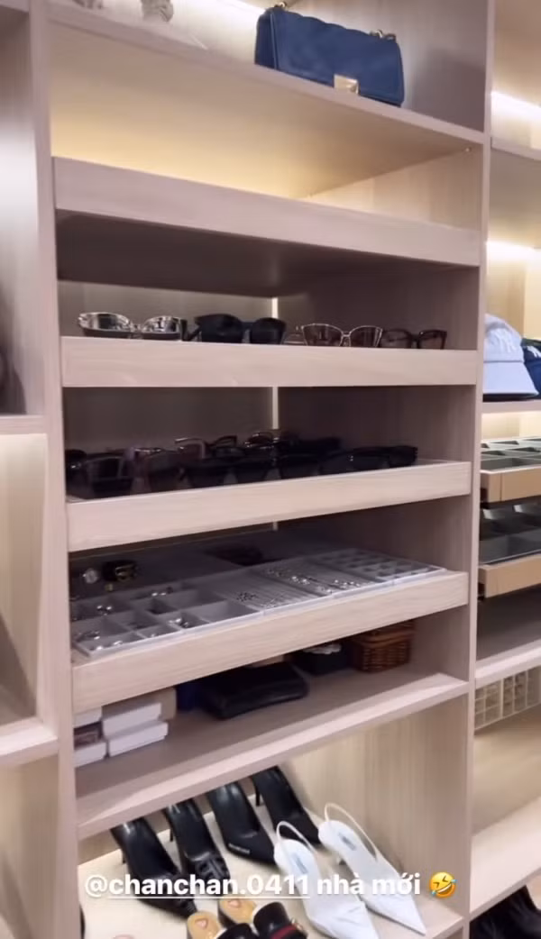 Đáng chú ý, từ quần áo, giày dép đến phụ kiện kính mắt, đồng hồ, túi xách,... của gái xinh 2K đều thuộc những thương hiệu đắt đỏ.