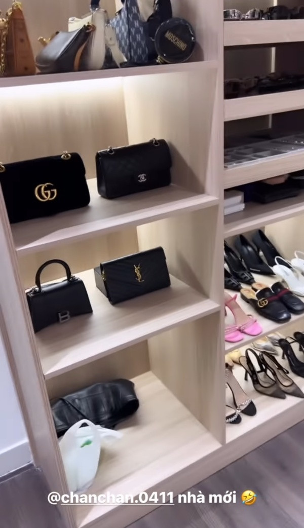 Xoài Non cho biết, đây là căn phòng cô yêu thích nhất trong biệt thự mới của hai vợ chồng. Trước đó, cặp đôi sống tại một căn hộ chung cư cao cấp tại trung tâm Sài Gòn.