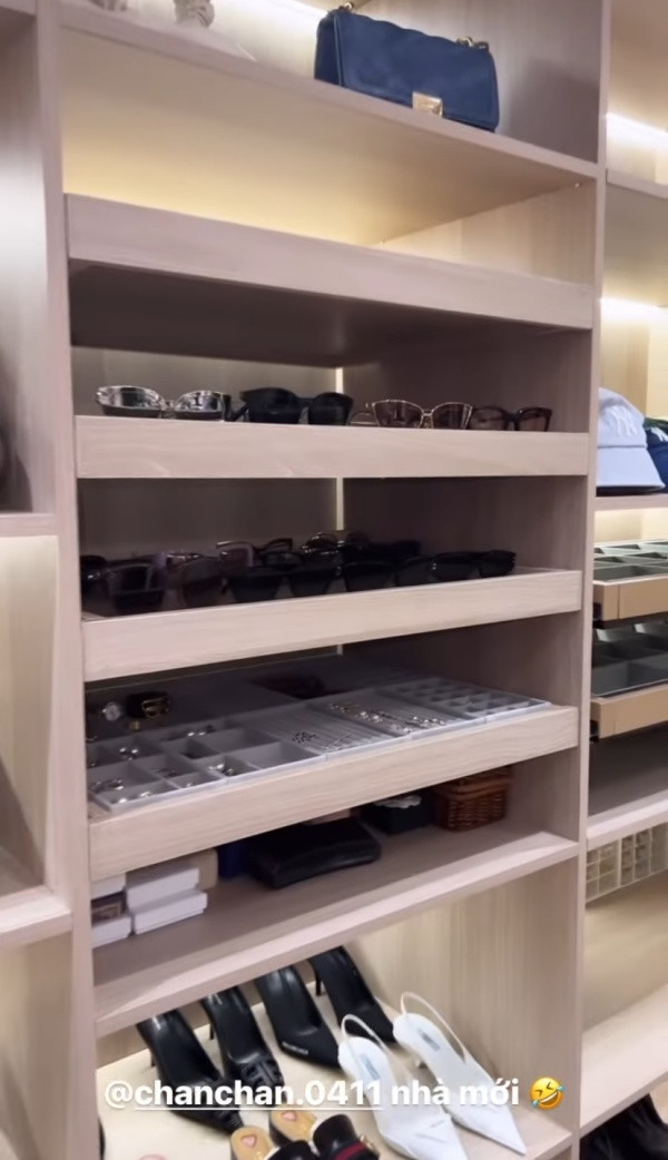 Đáng chú ý, từ quần áo, giày dép đến phụ kiện kính mắt, đồng hồ, túi xách,... của gái xinh 2K đều thuộc những thương hiệu đắt đỏ.