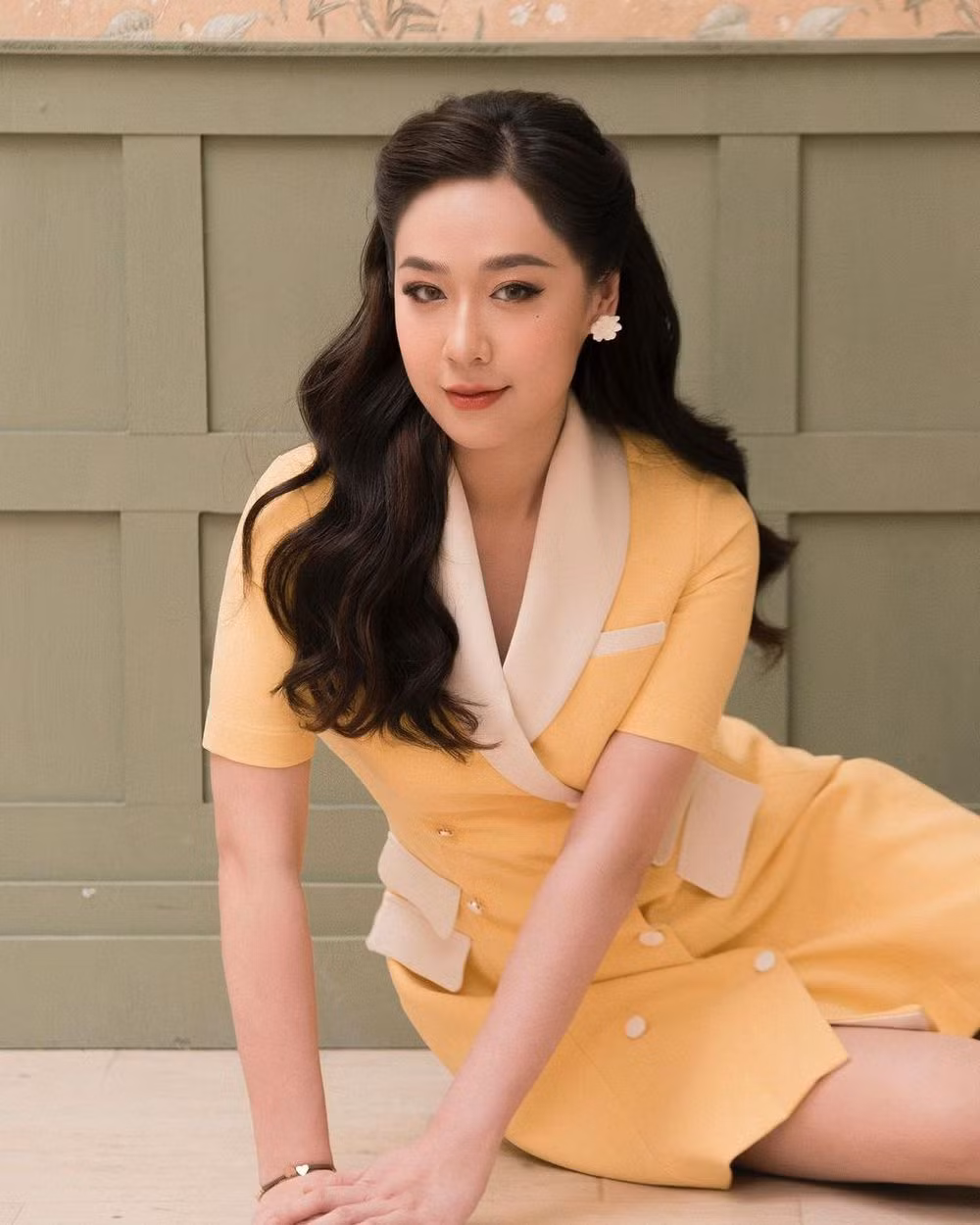 Nếu Hùng Đinh là CEO có tiếng trong lĩnh vực công nghệ thì bạn gái kém 16 tuổi của anh cũng không kém cạnh khi sở hữu thành tích học tập khủng, từng lọt vào top 15 Hoa hậu Việt Nam 2008.