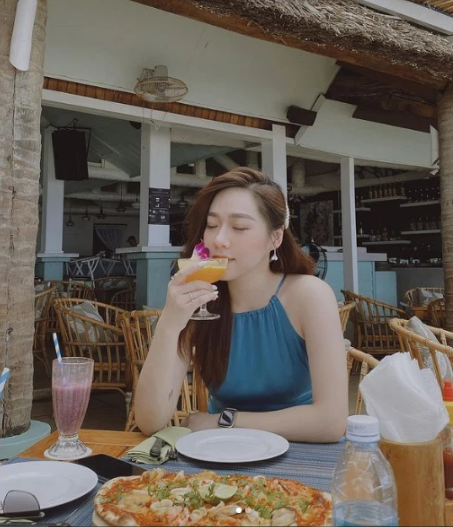 Cô cũng không bận tâm đến việc bị so sánh kém bạn trai nhiều tuổi mà thích thú gọi anh là "ông chú thần tượng" với mọi người.