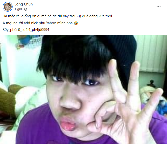 TikToker Long Chun làm hành động chụp ảnh "tự sướng" quen thuộc của các nam thanh nữ tú thế hệ 9x.