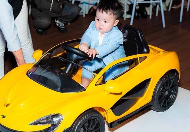 Trong khi đó, gối có giá 650 ngàn đồng và chăn giá 1,5 triệu. Tất cả các sản phẩm mua cho ái nữ đều được con gái Minh Nhựa lựa chọn kĩ càng.