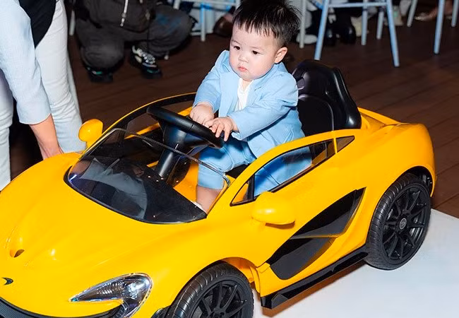 Trong khi đó, gối có giá 650 ngàn đồng và chăn giá 1,5 triệu. Tất cả các sản phẩm mua cho ái nữ đều được con gái Minh Nhựa lựa chọn kĩ càng.