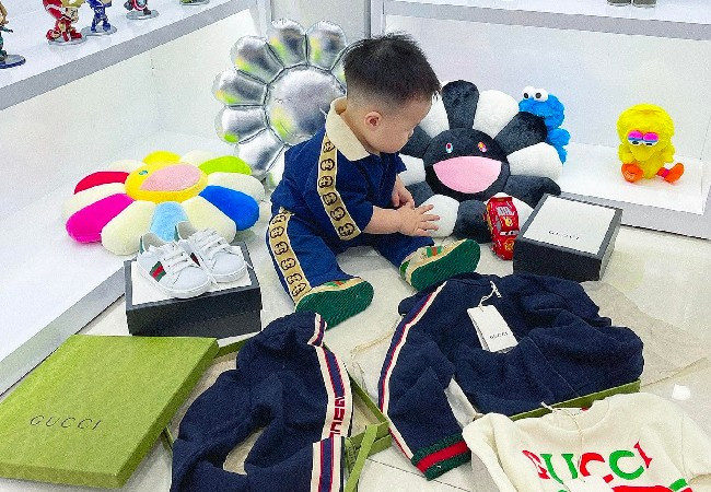 Có lần, cô nàng khoe 1 lần sắm đồ cho con trai gồm 5-6 món đều là của Gucci.