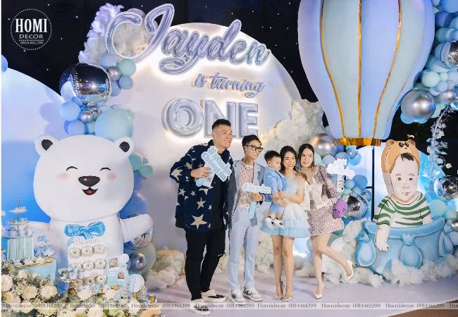 Nếu theo dõi Joyce Phạm từ lâu có thể thấy cô rất đầu tư cho con cái. Khi sinh đứa con trai đầu lòng vợ chồng con gái Minh Nhựa nhiều lần gây choáng với những món đồ hiệu dành cho con.