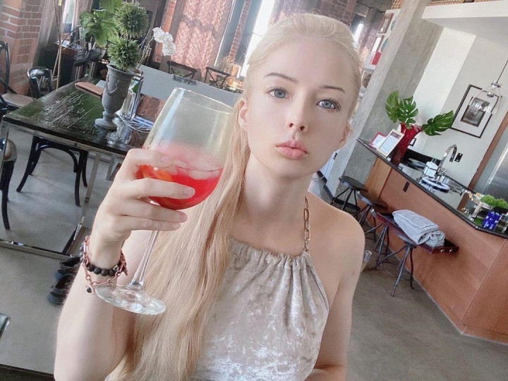 Những đường nét trên gương mặt của hot girl này tuy không thay đổi nhưng lại toát lên vẻ nhẹ nhàng, gần gũi và "thật" hơn ngày xưa.