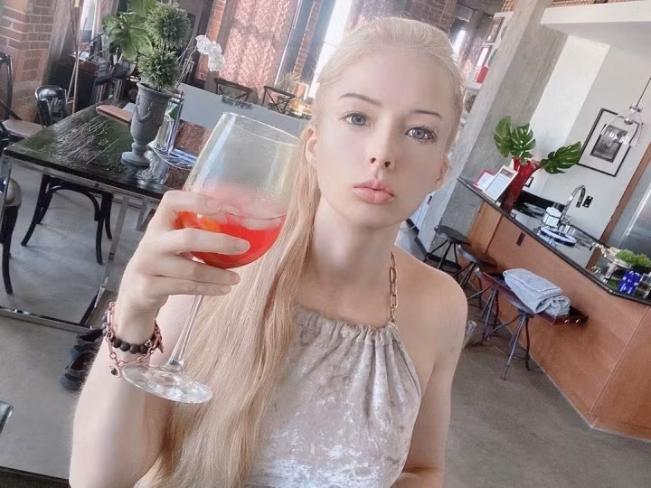 Những đường nét trên gương mặt của hot girl này tuy không thay đổi nhưng lại toát lên vẻ nhẹ nhàng, gần gũi và "thật" hơn ngày xưa.