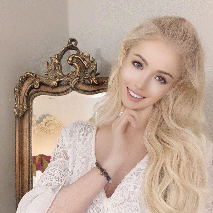 Nếu như những hình ảnh trước đây xuất hiện trên trang cá nhân của Valeria đều toát lên vẻ đẹp của một "búp bê sống" thì giờ đây, sau khi thay đổi cách trang điểm, cô nàng trở nên nhẹ nhàng, nữ tính và rất ngọt ngào.