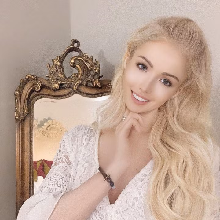 Nếu như những hình ảnh trước đây xuất hiện trên trang cá nhân của Valeria đều toát lên vẻ đẹp của một "búp bê sống" thì giờ đây, sau khi thay đổi cách trang điểm, cô nàng trở nên nhẹ nhàng, nữ tính và rất ngọt ngào.