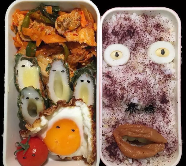 Trước đó, MXH từng xuất hiện nhiều món ăn kinh dị khác khiến người nhận không dám gắp, mà điển hình là những hộp cơm đi làm được trang trí cực thảm họa.
