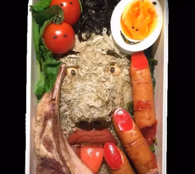 Theo netizen nhận xét, lấy lòng đối phương theo cách chuẩn bị cơm kinh dị như thế này thì không phải anh nào cũng có đủ can đảm để thưởng thức.