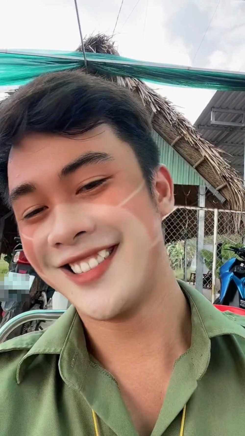 Vùng mặt chia làm 2 màu rõ rệt, trắng tinh và nâu sẫm bởi nắng. Theo lời mô tả, vì ra nắng quá lâu nên khuôn mặt của chiến sĩ công an in hình chiếc khẩu trang rõ mồm một.