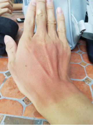 Shipper có lẽ là nghề bận rộn nhất trong những ngày nắng nóng. Dù quần dài, áo kín bưng nhưng các anh hễ cứ hở chỗ nào là đen sì chỗ đó. Ảnh: Tổng hợp