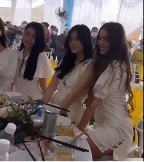 Đây là lần thứ 2 trong 1 tuần qua, chân sút Thái Bình bị soi tình tứ cùng bạn gái tin đồn tuy nhiên cặp đôi này vẫn nhất quyết không công khai mối quan hệ.