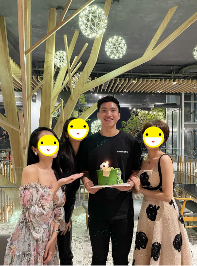Chưa kể nhân dịp sinh nhật Văn Hậu mới đây, cặp đôi còn tụ tập bạn bè để mừng tuổi mới của nam cầu thủ.
