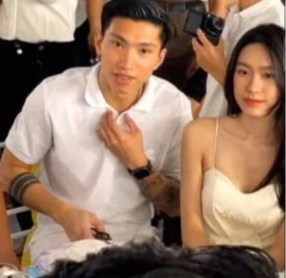 Trong sự đông đúc, nhộn nhịp của đám cưới, cặp trai tài gái sắc vẫn sáng bừng một góc khi vô tình lọt vào ống kính "team qua đường".