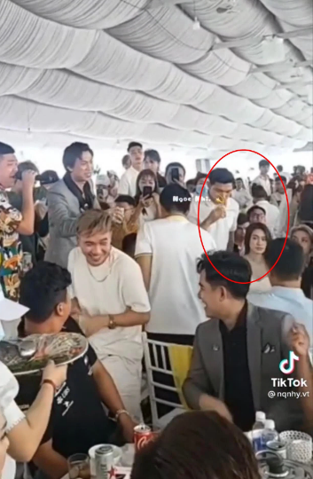 Trong video mà fan quay lại được, Doãn Hải My khoác tay Văn Hậu cùng bước vào hội trường cưới. Cô nàng diện váy trắng hai dây khoe vóc dáng mảnh mai, gương mặt xinh đẹp gây chú ý.