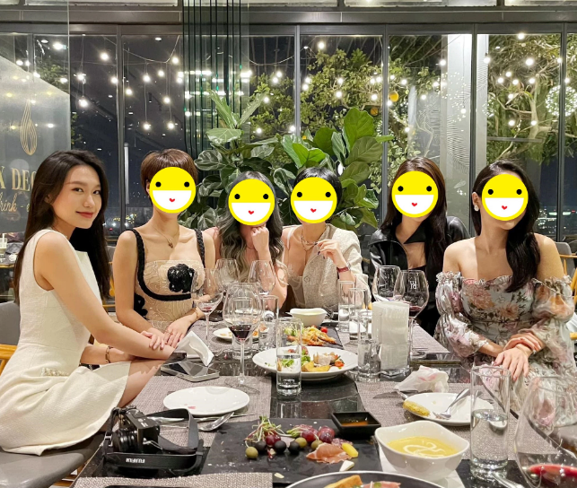 Tuy nhiên vẫn như thường lệ, cả hai không chụp ảnh chung, nhưng cả Văn Hậu và Hải My lại xuất hiện trong hình ảnh do bạn bè đăng tải. Nhìn qua thôi cũng đủ biết là cặp đôi đi cùng nhau.