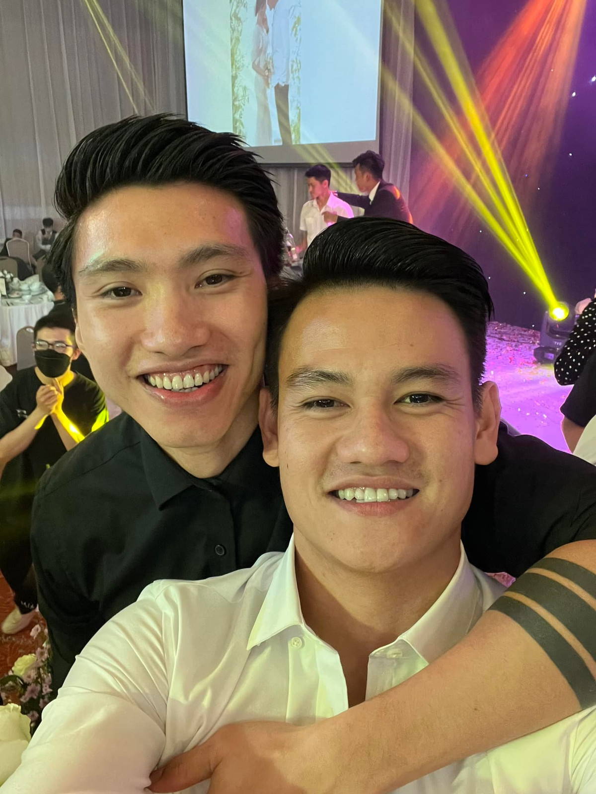 Vốn là cầu thủ đang được quan tâm ở tuyển Việt Nam nên trong tiệc cưới là sự xuất hiện của dàn khách mời với những cái tên nổi tiếng như Đoàn Văn Hậu, Hải My, Quang Hải,...