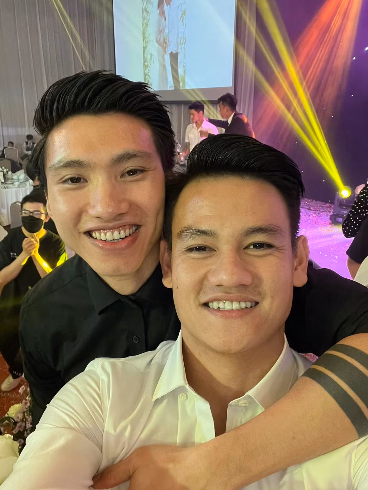Vốn là cầu thủ đang được quan tâm ở tuyển Việt Nam nên trong tiệc cưới là sự xuất hiện của dàn khách mời với những cái tên nổi tiếng như Đoàn Văn Hậu, Hải My, Quang Hải,...