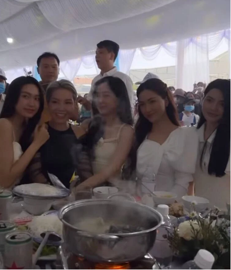 Từ hình ảnh lan truyền, đôi trẻ "dính như sam", liên tục có những cử chỉ thân mật tại bữa tiệc càng làm củng cố thêm tin đồn Đoàn Văn Hậu và Hải My đang hẹn hò.