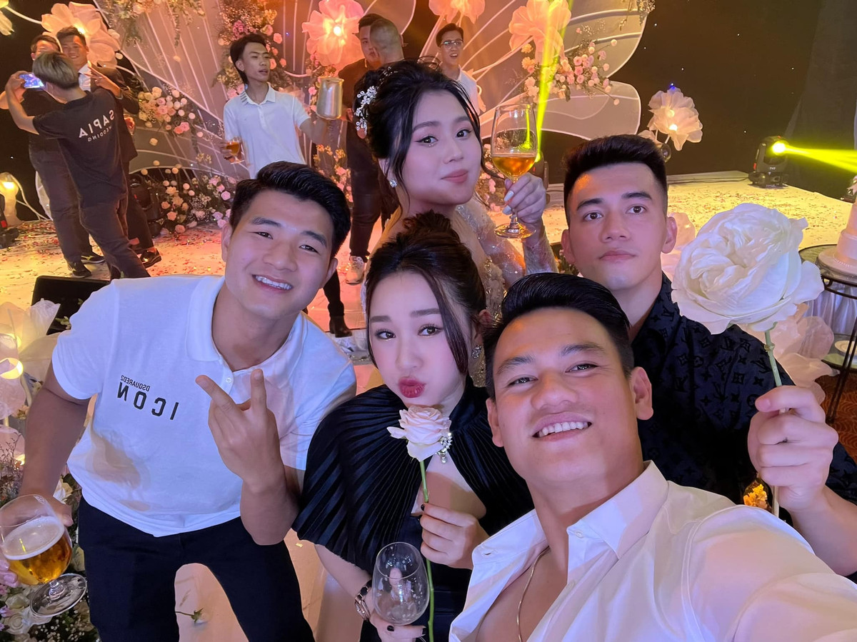 Dù gương mặt có phần khác so với hình ảnh qua chỉnh sửa nhưng cư dân mạng vẫn dành lời khen cho Tố Uyên, bởi nụ cười tỏa nắng tràn ngập hạnh phúc của cô hiện rõ. Ảnh: Facebook Hiếu Phạm