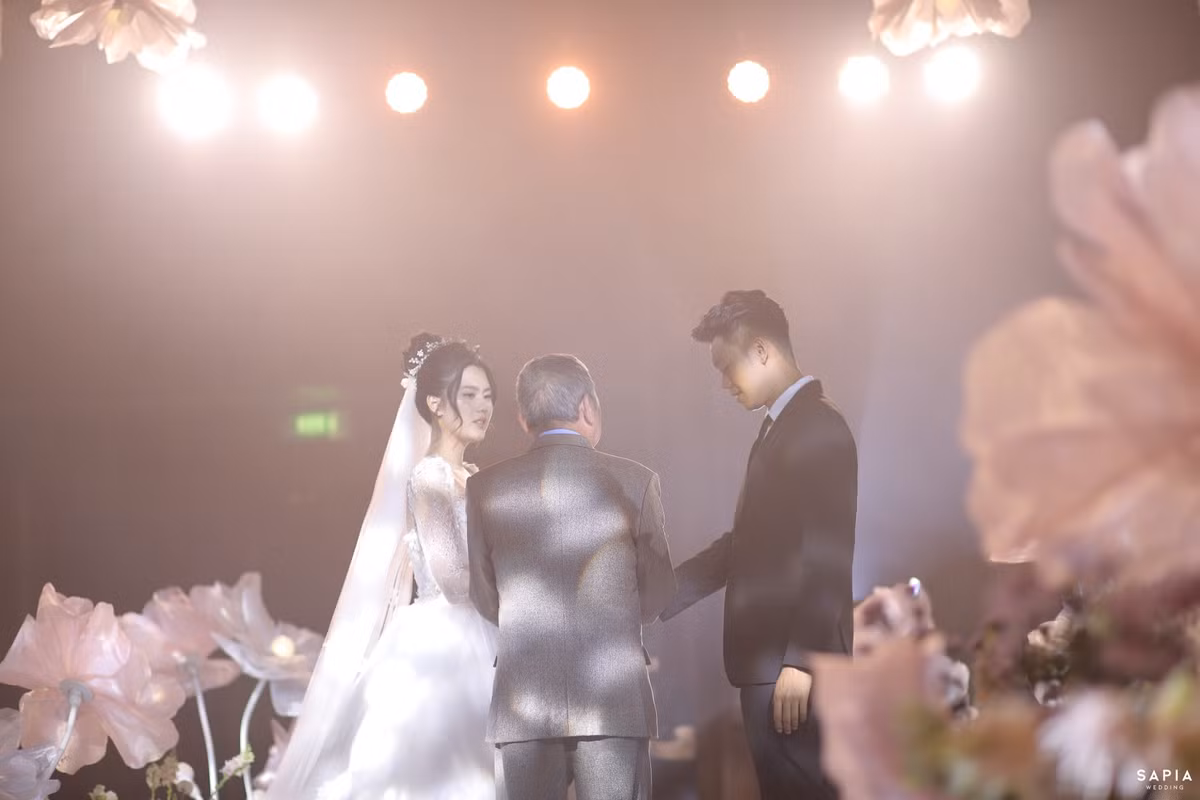 Sau 4 năm yêu nhau, trung vệ Thành Chung và bạn gái Tố Uyên đã quyết định về chung một nhà. Trước đó, Thành Chung đã cầu hôn Tố Uyên vào tháng 7/2021