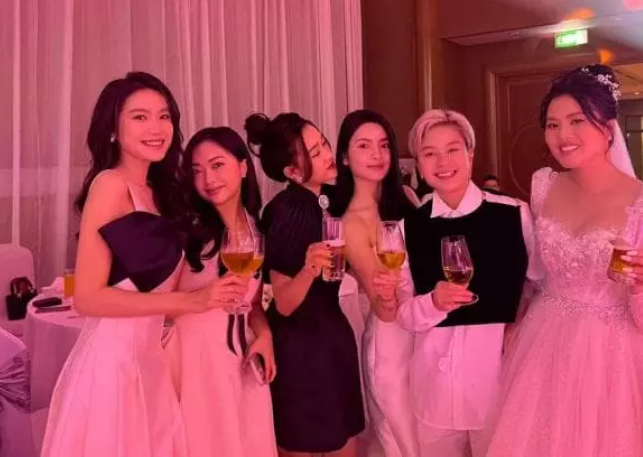 Trong loạt ảnh vợ sắp cưới Hồ Tấn Tài chia sẻ lên MXH, Uyên Kem xuất hiện có phần hơi mũm mĩm, khác so với hình ảnh cô đăng tải lên MXH. Ảnh: Facebook Hiếu Phạm