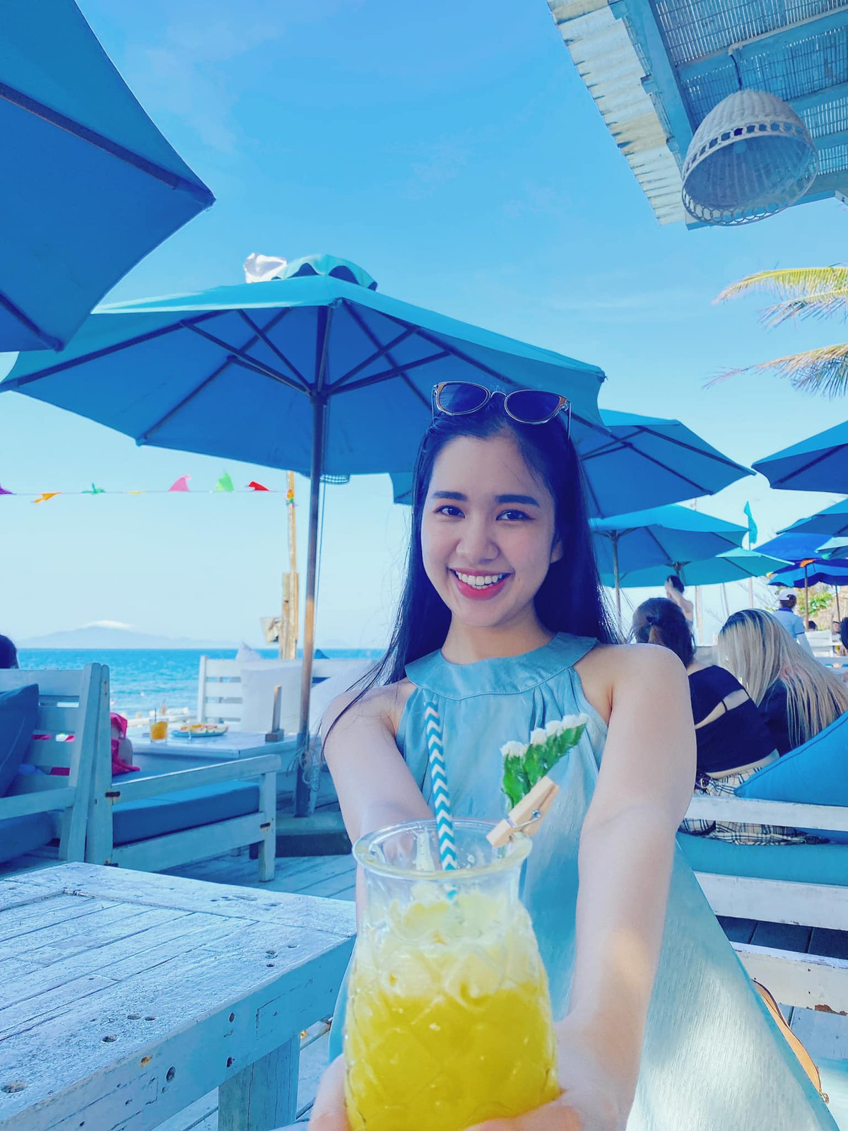 Nhờ chất giọng lôi cuốn, gương mặt xinh đẹp, duyên dáng và chất giọng truyền cảm cùng phong thái tự tin, cô nàng 10X đã trở thành MC cho bản tin Thời Tiết của VTV khi mới 20 tuổi.