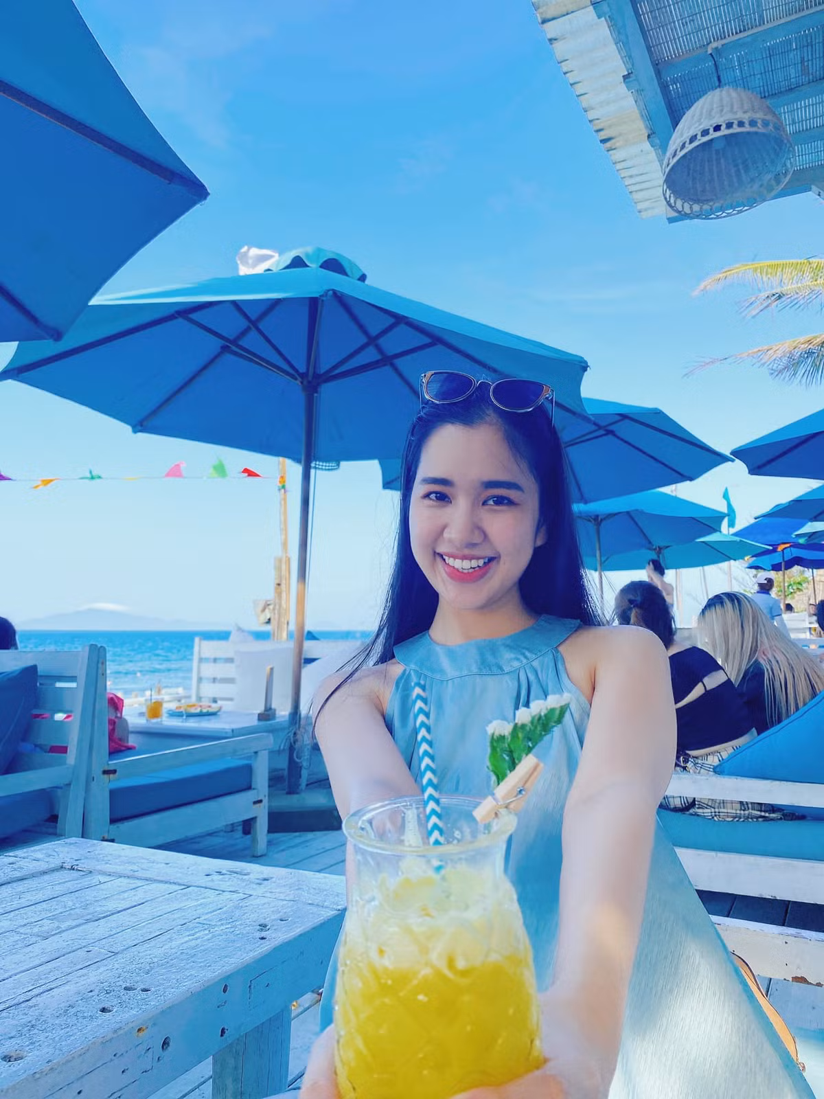 Nhờ chất giọng lôi cuốn, gương mặt xinh đẹp, duyên dáng và chất giọng truyền cảm cùng phong thái tự tin, cô nàng 10X đã trở thành MC cho bản tin Thời Tiết của VTV khi mới 20 tuổi.