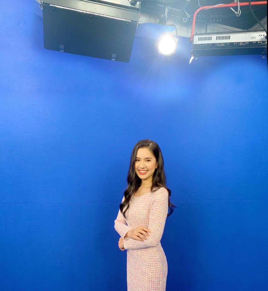 Hạ Vy còn có thành tích học tập vô cùng đáng nể. Khi còn là học sinh cấp 3 lớp chuyên Văn của Trường THPT Chuyên Lê Thánh Tông, Hạ Vy từng đạt giải Nhất môn Ngữ Văn trong cuộc thi HSG cấp tỉnh, Huy chương Vàng Olympic truyền thống 30/4 tại TP HCM,...