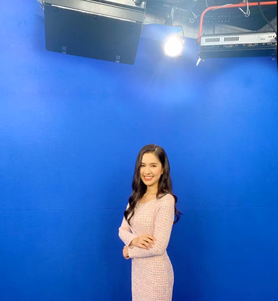 Hạ Vy còn có thành tích học tập vô cùng đáng nể. Khi còn là học sinh cấp 3 lớp chuyên Văn của Trường THPT Chuyên Lê Thánh Tông, Hạ Vy từng đạt giải Nhất môn Ngữ Văn trong cuộc thi HSG cấp tỉnh, Huy chương Vàng Olympic truyền thống 30/4 tại TP HCM,...