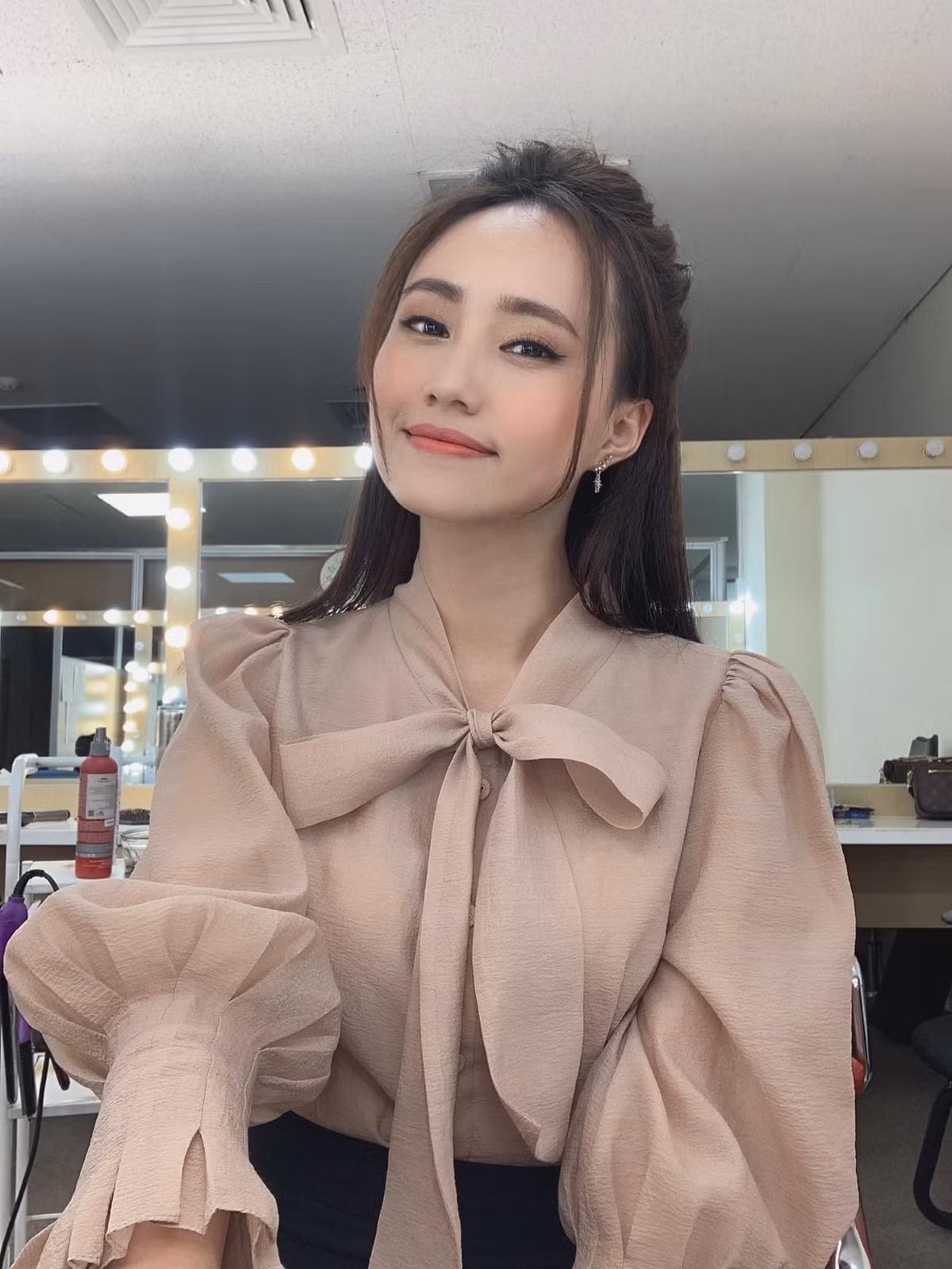 Sau khi tốt nghiệp, cô ứng tuyển vào Đài truyền hình Việt Nam và được xem là "cô gái thời tiết" trẻ nhất của Trung tâm truyền hình thời tiết và cảnh báo thiên tai lúc bấy giờ.