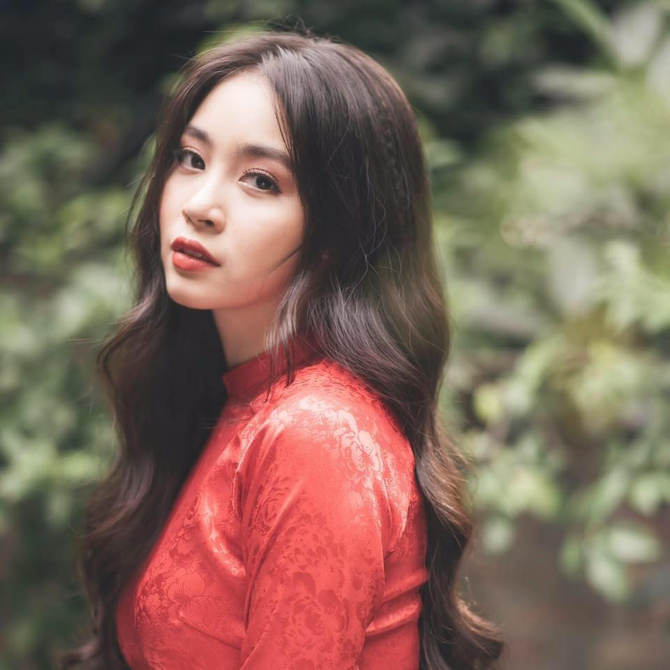 Diệu Linh là cựu học sinh trường THPT chuyên Trần Phú và vừa tốt nghiệp Đại học RMIT. Diệu Linh từng đi du học ở Anh khi mới 15 tuổi.