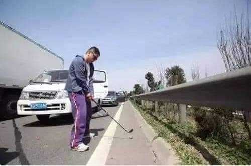 Hết đánh golf, đánh cầu lông, đá cầu,....không ít tài xế đã tận dụng để giải trí khi chờ đợi.