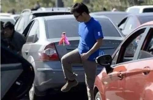 Mới đây trên MXH netizen chia sẻ loạt hình ảnh hài hước về cách giết thời gian cực độc đáo của nhiều người khi gặp phải tình trạng tắc đường trên đường cao tốc.