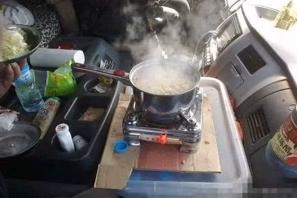 Thậm chí có tài xế còn chuẩn bị cả bếp, nồi, gia vị và nấu nướng luôn trên xe.
