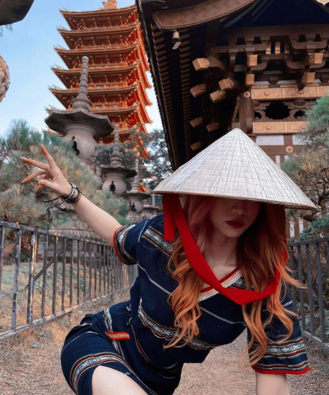 Ghé thăm một ngôi chùa trong chuyến du lịch Gia Lai, hot TikToker chọn một mẫu váy thổ cẩm. Thoạt trông thì khá bình thường, nhưng hoá ra chiếc váy này có đường xẻ đùi rất cao.